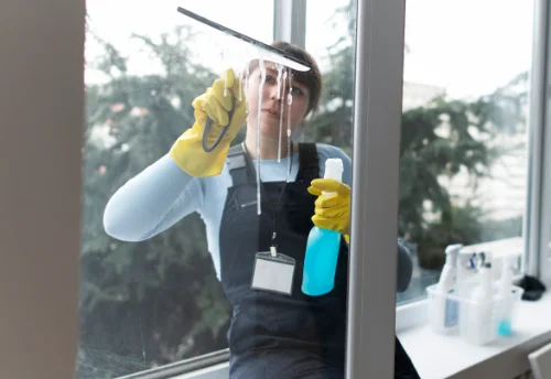 Nettoyage de vitres intérieures et extérieures à la Rouquette
